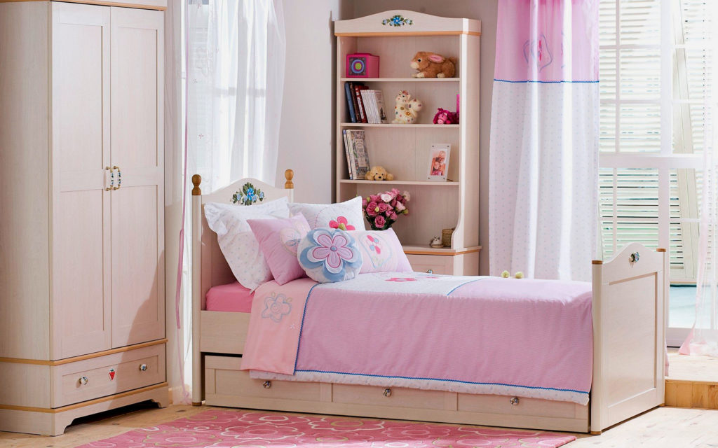 Односпальная кровать в интерьере комнаты девушки подростка