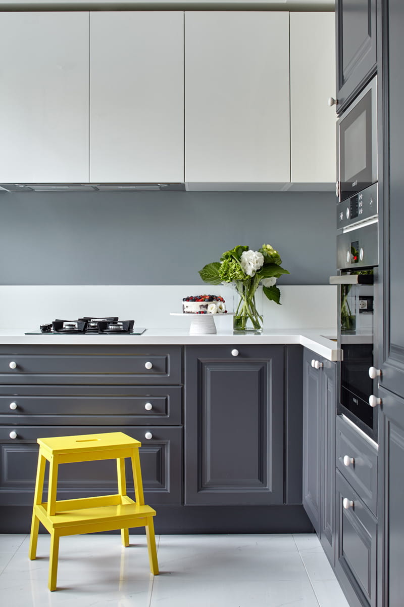 Кухонный фартук выполненный в светло-серых тонах и дополненный яркими деталями, будет смотреться естественно и гармонично на любой кухне