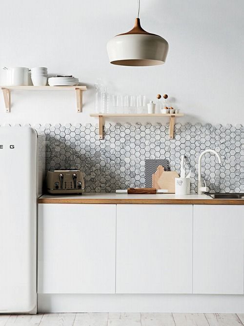 Серая плитка-мозаика на фартуке скандинавской кухни